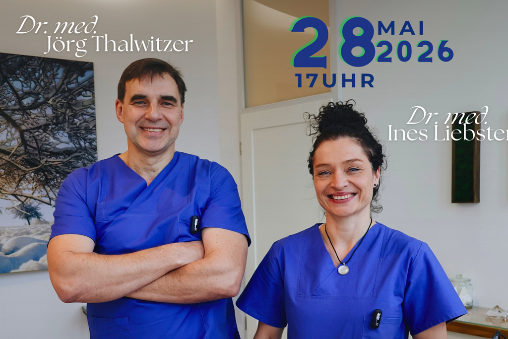 Zwei lächelnde Ärzte in blauen Kitteln stehen Seite an Seite in einem Büro und wirken wie ein einladendes Hotelteam. Der Text lautet: "Dr. med. Jörg Thalwitze", "Dr. med. Ines Liebst" und "28. Mai 2026, 17 Uhr". Hinter ihnen hängt ein Baumbild an der Wand.