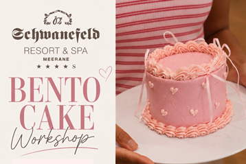 Eine Person, die in einem Hotel einen kleinen rosa Bento-Kuchen mit Herzverzierungen in der Hand hält. Der Text lautet: Schwaneveld Resort & Spa – Bento-Kuchen-Workshop.